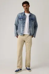 Pantalón de corte regular fit confeccionado en sarga color beige, con tiro medio y cierre frontal con cremallera.