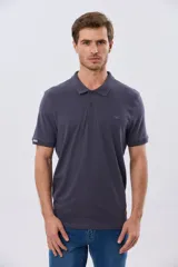Remera polo de manga corta en color azul melange, con cuello camisero, cierre frontal de dos botones y pequeño bordado en el pecho.