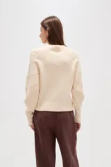 Sweater de punto color azul con diseño de fantasía en forma de líneas curvas punteadas en color celeste. Presenta cuello redondo a la base, mangas largas con puños acanalados y corte holgado.