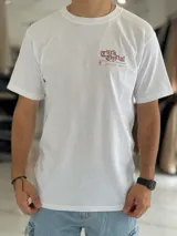 Remera blanca de corte clásico con gran estampado en la espalda que incluye diseño de busto clásico en círculo rosado y la inscripción "Turk Oficial Special Crew".