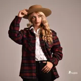 Camisa de abrigo roja y negra a cuadros grandes, de corte recto y manga larga.