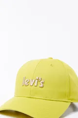 Gorra de béisbol color amarillo con logo de Levi's bordado en el frente.