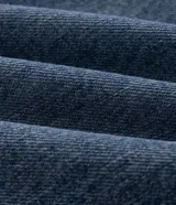 Pantalón de jean de corte recto en denim de algodón con lavado oscuro uniforme, cintura con presillas, cierre frontal con botón y bolsillos funcionales.