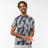 Camiseta de manga corta azul con estampado de hojas de palmera blancas.