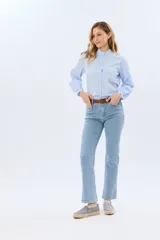 Pantalón de jean de corte recto y calce relajado, confeccionado en algodón con elastano.