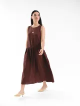 Vestido largo sin mangas, de corte amplio y relajado, con estampa a cuadros, escote redondo y falda fruncida. Cuenta con detalles de costura a contratono en las sisas y logo frontal.