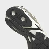 Championes Adidas Adistar Control 3 de diseño inspirado en los años 2000, con exterior de malla transpirable color blanco y detalles metalizados en tono plateado y gris.