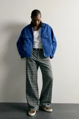 Cazadora cropped fit de algodón azul con efecto lavado, cuello solapa negro en contraste, cierre frontal con cremallera y bolsillos de plastrón con solapa en el pecho.