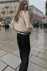 Cuerpo de cuello subido y manga larga, con cierre frontal de botones. Presenta detalles de costuras a contraste, bolsillos delanteros y acabados elásticos en puños y ruedo.