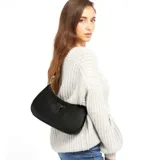 Cartera Guess modelo Noelle II de formato compacto tipo baguette, color negro con textura granulada. Cuenta con cierre superior, correa ajustable y herrajes metálicos en tono plateado. Incluye un colgante decorativo con el logo de la marca y el año 1981.