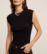 Blusa de manga corta, cuello redondo y corte ajustado, confeccionada en tejido rib de algodón.