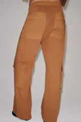 Pantalón cargo de tiro medio con efecto lavado, confeccionado en algodón. Presenta cintura elástica ajustable con cordones, bolsillos laterales y bolsillos de plastrón con solapa en las piernas. Diseño de pierna recta con combinación de tejidos a tono.