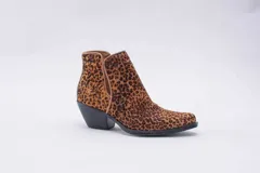 Botinetas texanas de caña corta con estampado animal print, taco bajo y cierre lateral.