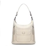 Cartera color crema con apertura superior con doble cierre, bolsillo frontal con tapa con broche magnético y cierre, bolsillos internos y laterales con cierre. Incluye correa larga regulable y desmontable.