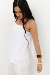 Musculosa blanca de breteles finos y corte recto.