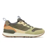 Championes Merrell modelo Alpine 83, con diseño inspirado en el senderismo retro. Presentan una combinación de gamuza y tela en tonos verde oliva, beige y marrón, con suela de goma y cordones técnicos.