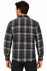 Sobrecamisa de franela a cuadros en tonos marrones, blancos y rojos, con mangas largas, bolsillos frontales con solapa y cierre de botones.