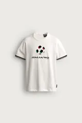 Camiseta relaxed fit de piqué de algodón color blanco, con cuello redondo y mangas cortas con ribetes a contraste en negro y blanco. Estampado frontal de la Copa Mundial de Fútbol Italia 90 con el logotipo y balón característico del torneo.