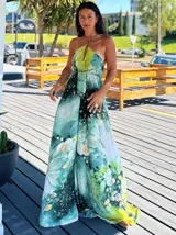 Vestido largo sin mangas con escote en V pronunciado, de corte amplio y fluido, con estampado abstracto en tonos rosados, marrones y blancos, y un cordón trenzado ajustable en la cintura.