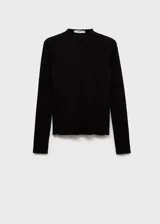 Camiseta de manga larga en tejido de canalé, con cuello perkins y terminaciones festoneadas. Presenta un diseño entallado con detalle de costura central.
