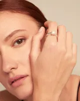 Anillo plateado con circonita blanca.