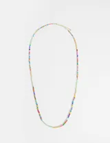 Collar de cuentas de colores con detalles dorados.