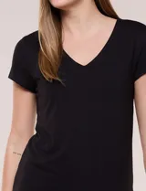 Remera básica de manga corta con escote en V pronunciado y frente forrado con doble tela interna.