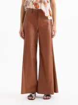 Pantalón ancho de cuero color marrón, con diseño de corte amplio y talle alto.
