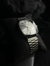 Reloj Casio Quartz de hombre, todo plateado, con caja cuadrada de bordes redondeados y esfera plateada con indicadores de hora tipo barra. Incluye función de fecha y correa de eslabones metálicos.