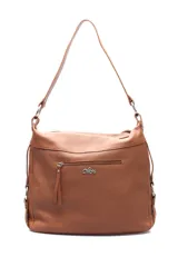 Cartera de hombro mediana confeccionada en cuero texturizado color marrón. Presenta dos bolsillos frontales con cierre decorados con tiradores de flecos y herrajes plateados. Incluye una correa de hombro fija y cierre principal superior.