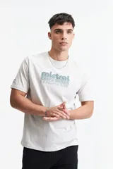 Remera básica de algodón color gris claro, con cuello redondo y logo estampado en el pecho en tonos verdes.