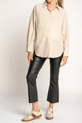 Pantalón negro de corte flare, tiro medio y efecto encerado.