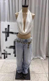 Top blanco con lentejuelas, de escote halter y espalda descubierta.