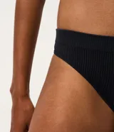Bombacha de bikini Lov de corte clásico y diseño texturizado, color negro, confeccionada en poliamida sin costuras.