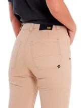 Pantalon de estilo utilitario color beige, con diseño de doble panel en la parte frontal, cierre de cremallera y ajuste con broche. Presenta un corte relajado a lo largo de la pierna y cuenta con cinco bolsillos funcionales.