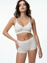 Boxer femenino de microfibra con diseño seamless, de corte tipo short con mayor cobertura y refuerzo en la entrepierna.