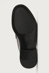 Mocasín de vestir para hombre fabricado en piel de color marrón oscuro, con detalle de antifaz en el empeine y suela con ligero tacón.