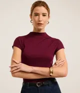 Blusa Cortelle de viscosa color bordó, con cuello alto, manga corta y textura acanalada, de diseño ajustado al cuerpo y terminación sin costuras.