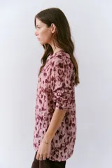 Camisa de viscosa color rosado con estampado animal print en tonos borgoña, con cuello mao y cierre frontal con botones.