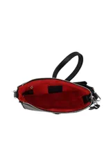 Bandolera negra de Las Oreiro, con textura granulada, cierre superior y correa ajustable. Presenta el logo de la marca en relieve en el frente y un forro interior rojo.