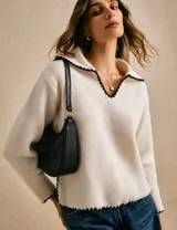 Sweater de punto color off white con cuello estilo sailor y detalles de borde festoneado en contraste negro en cuello, puños y ruedo. Presenta un diseño de manga larga y calce relajado.