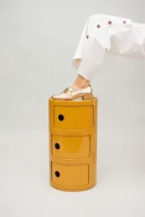 Mocasines de cuero en tono bronce metalizado, con detalle de aplique metálico dorado en el empeine y taco cuadrado bajo de madera.