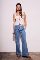 Pantalón de jean azul de corte flare y tiro medio.