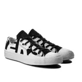 Championes Converse Chuck Taylor All Star OX de lona blanca con estampado de letras negras, cordones negros y suela blanca.