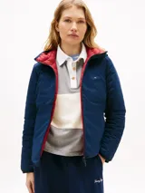 Campera puffer ligera roja con capucha y cierre frontal de cremallera. Presenta diseño acolchado horizontal, bolsillos laterales con cierre y el logo bordado en el pecho.