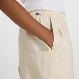 Pantalón cargo color crema, de corte recto, con cintura elástica ajustable con cordón, bolsillos laterales y tobillos ajustables con broches.