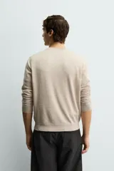 Sweater de punto regular fit fabricado en lana, color gris oscuro, con cuello redondo y manga larga. Cuenta con puños y cintura acanalados.