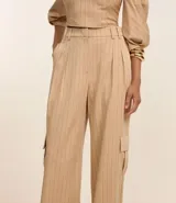 Pantalón wide leg de poliéster y elastano color beige con rayas verticales finas. Tiene corte de sastrería, doble trabilla en la cintura, bolsillos cargo laterales y cierre delantero.