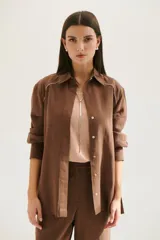 Sobrecamisa azul de lino con cuello camisero, manga larga y cierre frontal con botones.