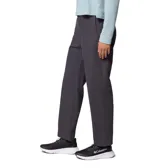 Pantalón Columbia modelo Roc Straight Leg de corte recto, color gris, con bolsillos laterales y trabillas para cinturón.
